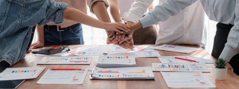 Analyst team utilizing BI Fintech to analyze financial report