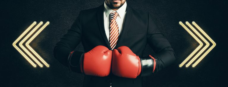 Homme d'affaires en posture de sparring partner - coaching DSI et accompagnement stratégique IT